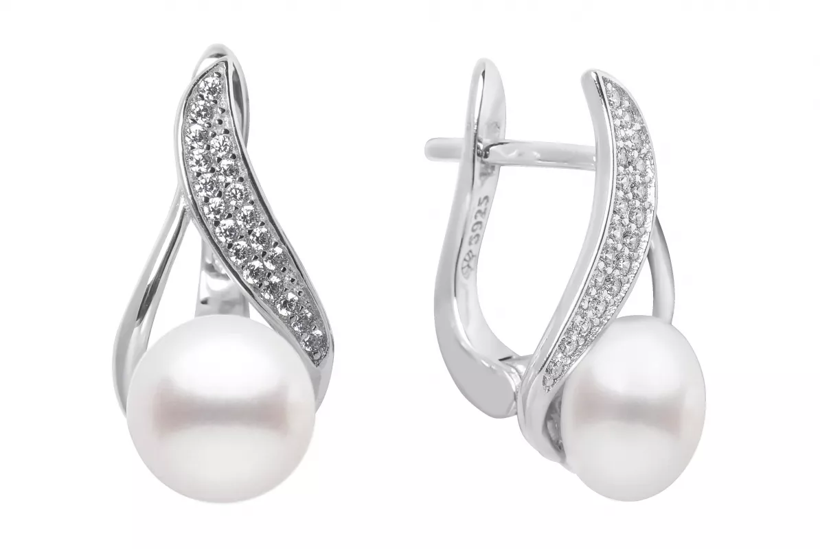 Eleganter Perlenohrring weiß rund 8.5-9 mm, Zirkoniabogen, Englischer Verschluss, 925er Silber, Gaura Pearls, Estland Eleganter Perlenohrring weiß rund 8.5-9 mm, Zirkoniabogen, Englischer Verschluss, 925er Silber, Gaura Pearls, Estland