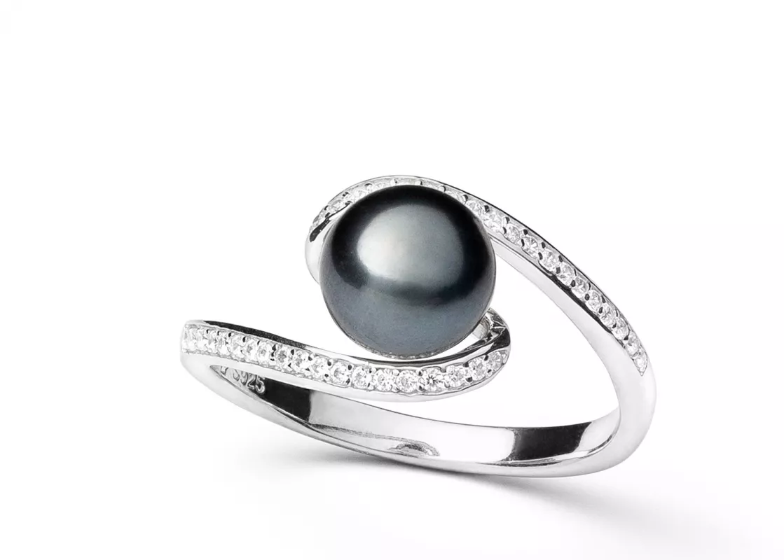 Geschwungener Ring mit schwarzer Perle 7.5-8 mm mittig, Zirkonia, 925er rhodiniertes Silber, Gaura Pearls, Estland Geschwungener Ring mit schwarzer Perle 7.5-8 mm mittig, Zirkonia, 925er rhodiniertes Silber, Gaura Pearls, Estland