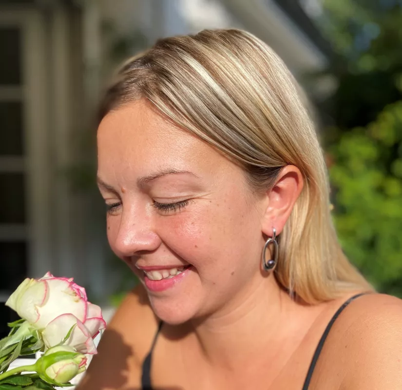Casual Perlenohrhänger schwarz rund 6-6.5 mm, Englischer Verschluss, Gaura Pearls, Estland Bild mit MOdel 3 Casual Perlenohrhänger schwarz rund 6-6.5 mm, Englischer Verschluss, Gaura Pearls, Estland Bild mit MOdel 3