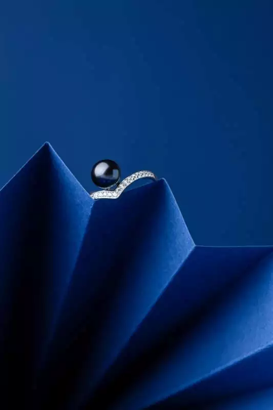 Eleganter Perlenring mit schwarzer Perle 7.5-8 mm in V-förmiger Zirkonia-Einfassung, 925er, Gaura Pearls, Estland Bild 2