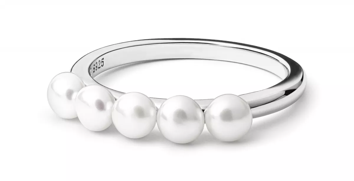 Perlenschmuck Set - Klassisch elegant - Perlenring weiß, Perlenohrring hängend weiß, Marke: Gaura Pearls, Estland Perlenschmuck Set - Klassisch elegant - Perlenring weiß, Perlenohrring hängend weiß, Marke: Gaura Pearls, Estland
