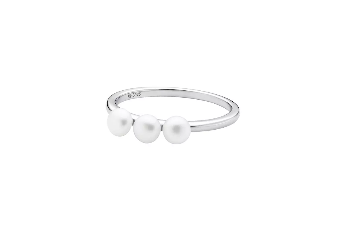 Eleganter Ring mit weißen kleinen Perlen 4-4.5 mm, 925er rhodiniertes Silber, Marke: Gaura Pearls, Estland Eleganter Ring mit weißen kleinen Perlen 4-4.5 mm, 925er rhodiniertes Silber, Marke: Gaura Pearls, Estland