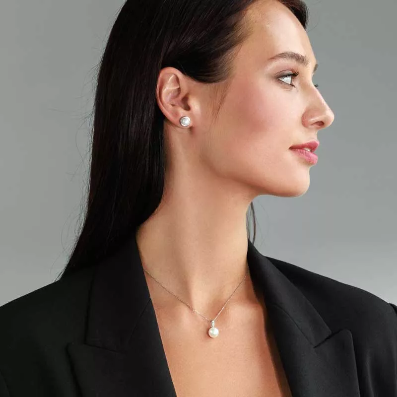 Perlenanhänger einzeln weiß rund 9.5-10 mm, 925er rhodiniertes Silber, Gaura Pearls, Estland Bild mit Frau Perlenanhänger einzeln weiß rund 9.5-10 mm, 925er rhodiniertes Silber, Gaura Pearls, Estland Bild mit Frau