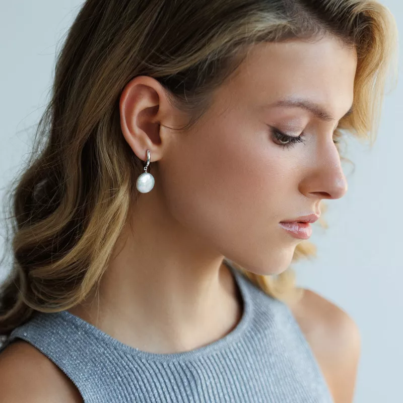 Eleganter Perlenohrring hängend weiß barock 12-13 mm, Zirkonia, Englischer Verschluss, Gaura Pearls, Estland bild Eleganter Perlenohrring hängend weiß barock 12-13 mm, Zirkonia, Englischer Verschluss, Gaura Pearls, Estland bild
