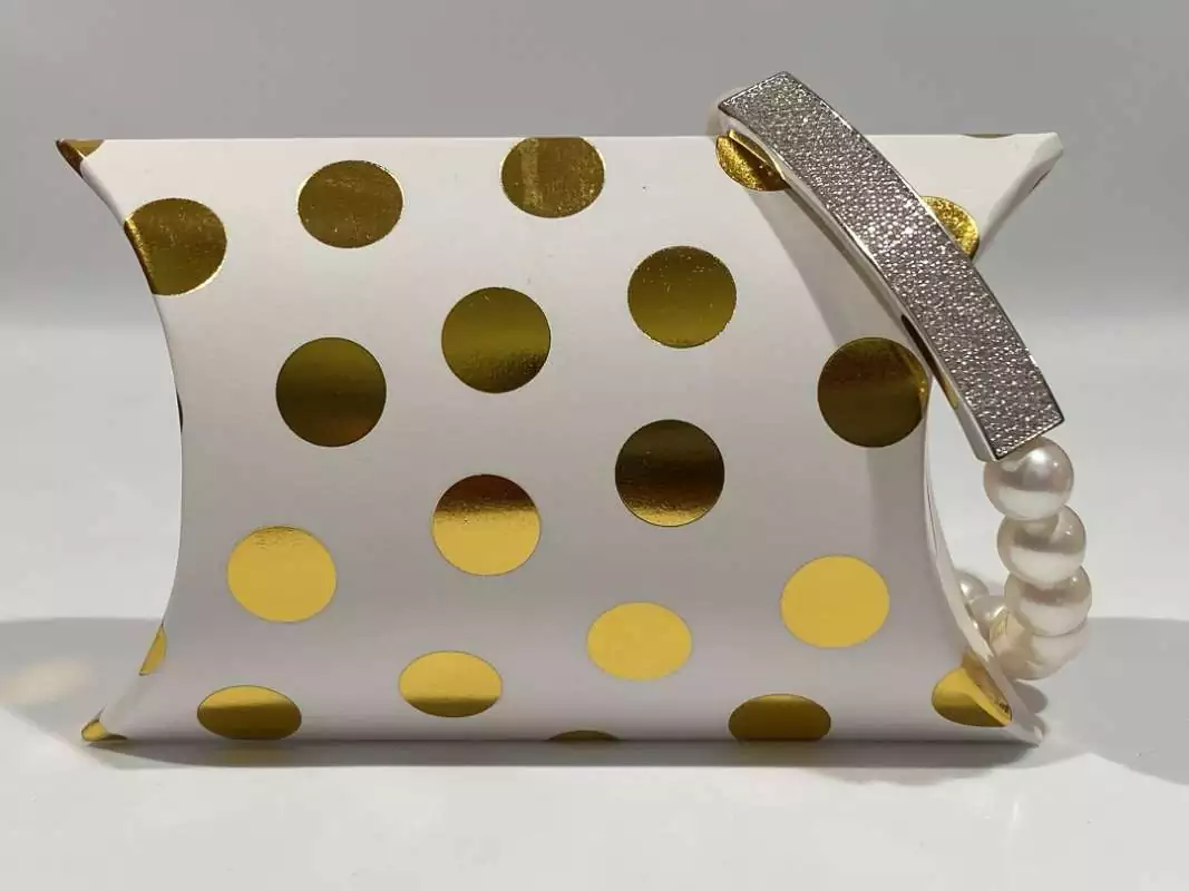 Perlenklassiker Geschenkverpackung weiß mit goldenen Punkten Pillowbox Bild 2