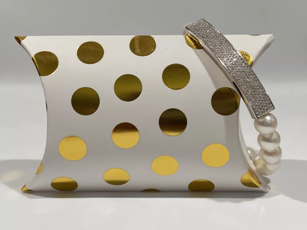 Perlenklassiker Geschenkverpackung weiß mit goldenen Punkten Pillowbox Bild 2 Perlenklassiker Geschenkverpackung weiß mit goldenen Punkten Pillowbox Bild 2