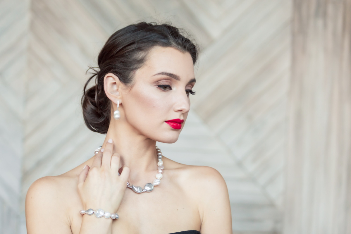 Eleganter Perlenohrring hängend weiß barock 13-14 mm, Zirkonia, Englischer Verschluss, Gaura Pearls, Estland Bild 2