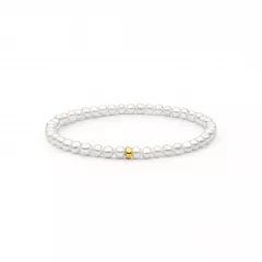 Gaura Pearls Perlenarmband mit weißen Süßwasserzuchtperlen 4–4,5 mm auf elastischem Flexband, mit vergoldetem Zwischenteil