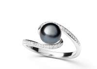 Geschwungener Ring mit schwarzer Perle 7.5-8 mm mittig, Zirkonia, 925er rhodiniertes Silber, Gaura Pearls, Estland